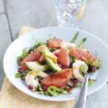 Salade d’avocat, pamplemousses roses, grenades et crevettes