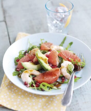 Salade d’avocat, pamplemousses roses, grenades et crevettes