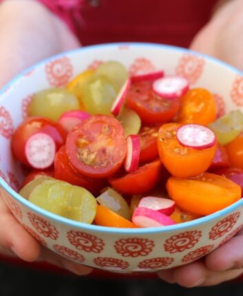 Salade de tomates cerises raisins et petits radis