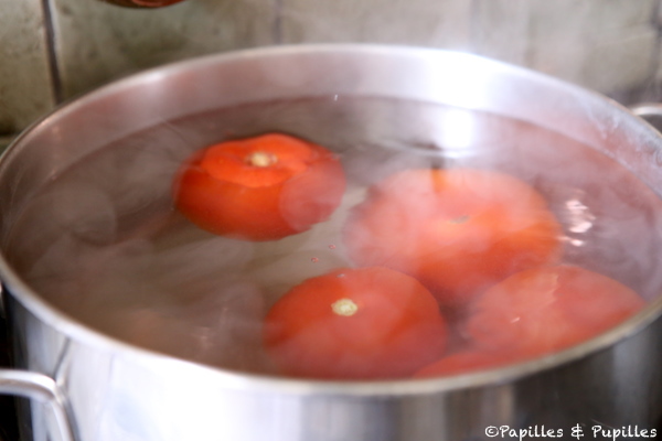 Tomates dans l'eau bouillante