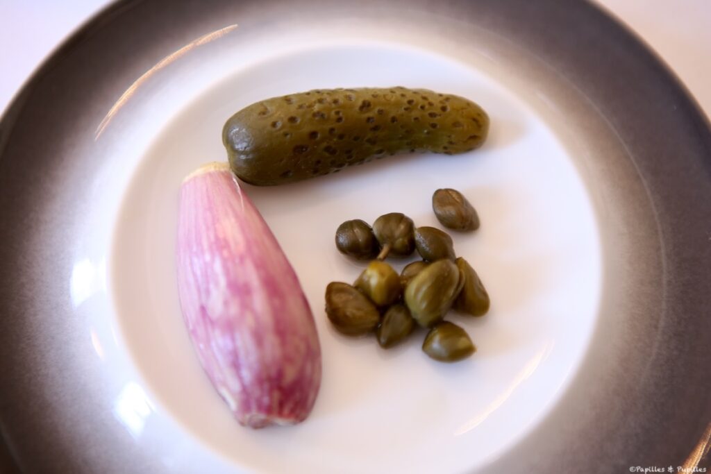 Cornichon, câpres, échalotes