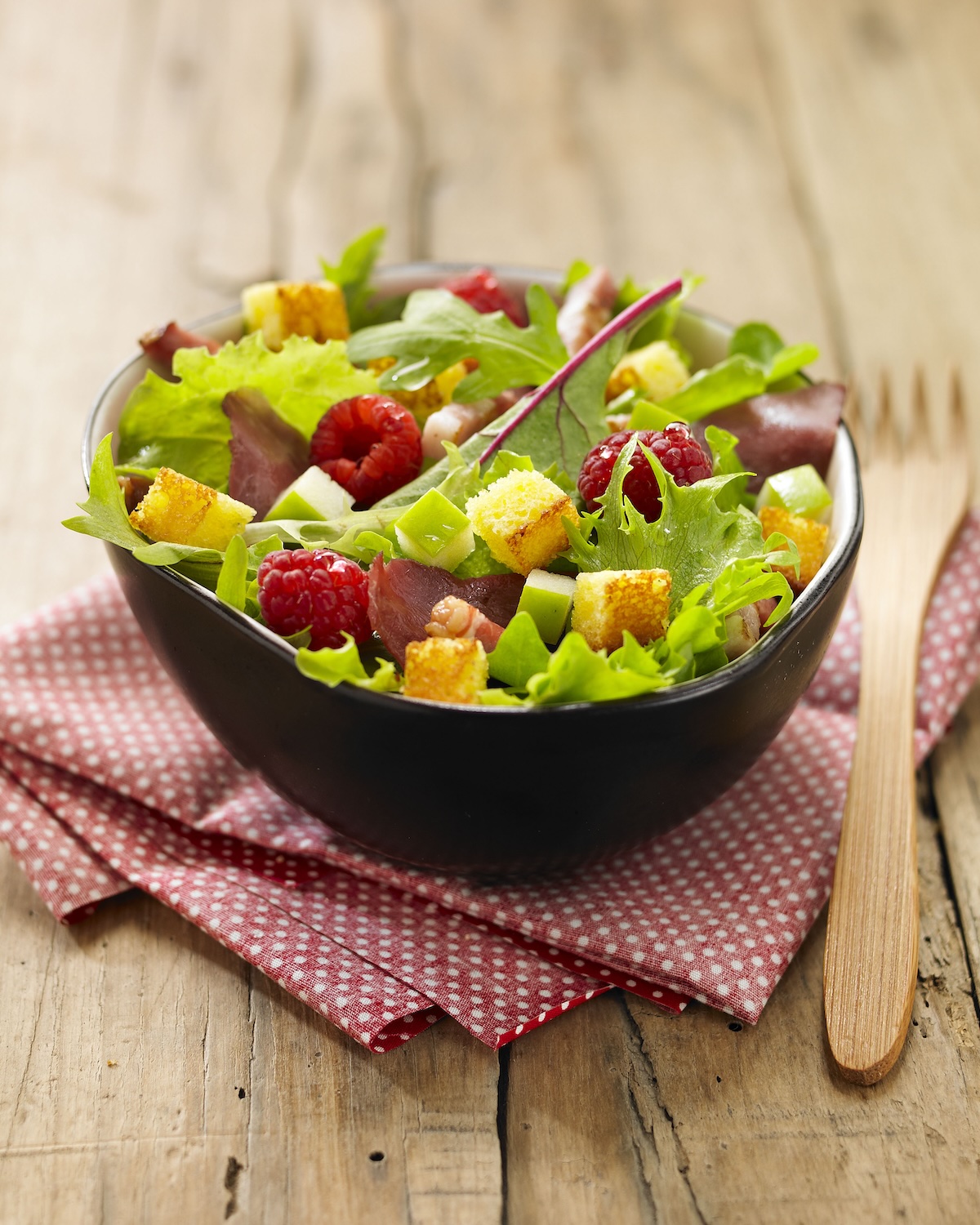 Salade verte, magret séché, framboises et pomme Granny