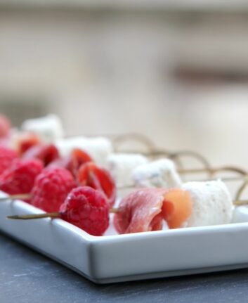 Brochettes de fromage, jambon de Bayonne et framboises