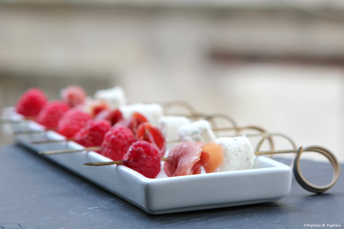 Brochettes de fromage, jambon de Bayonne et framboises