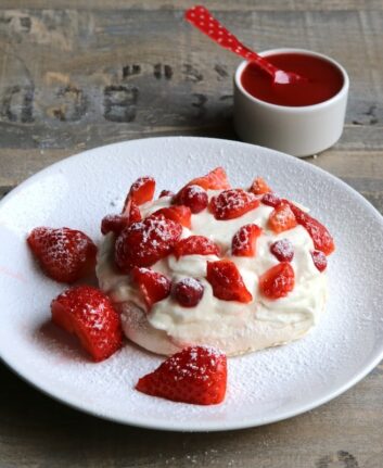 Pavlova groseilles et fraises
