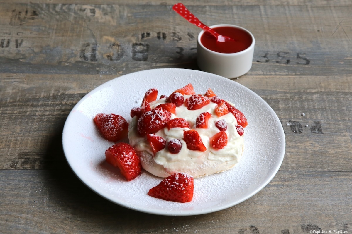 Pavlova groseilles et fraises