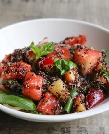 Salade de quinoa, pastèque, nectarine et basilic