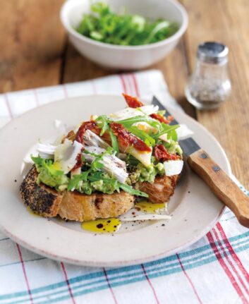 Tartine à l’avocat, poulet grillé et tomates séchées