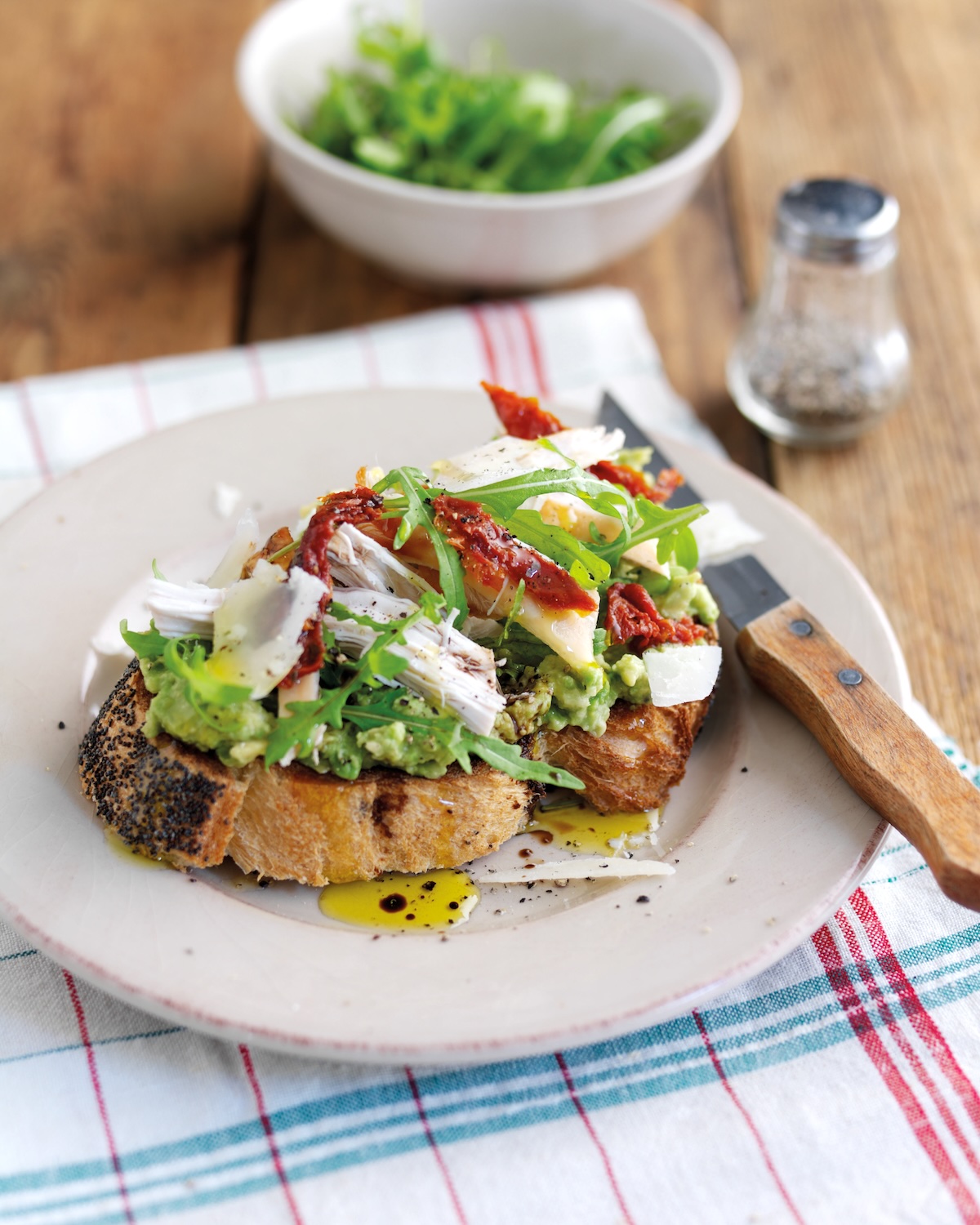Tartine à l’avocat, poulet grillé et tomates séchées