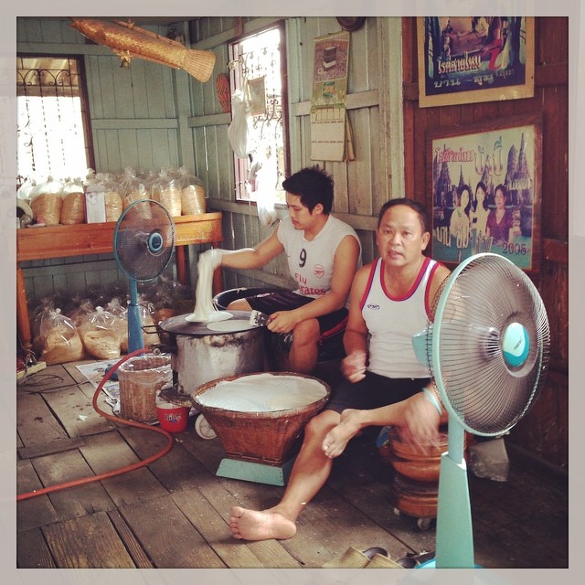 Fabrication de crêpes pour envelopper le sucre filé. Ayutthaya, Thaïlande.