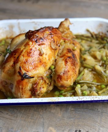 Poulet cocotte rôti au fenouil, aux petits pois et haricots verts
