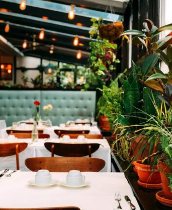 Restaurant ©Chris Liverani on Unsplash