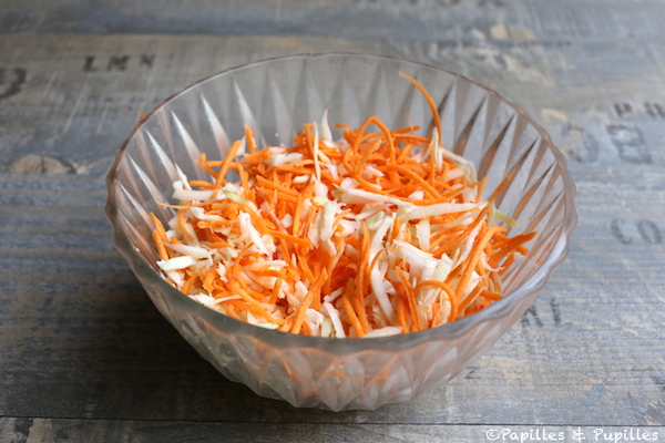 Râpez le chou et les carottes