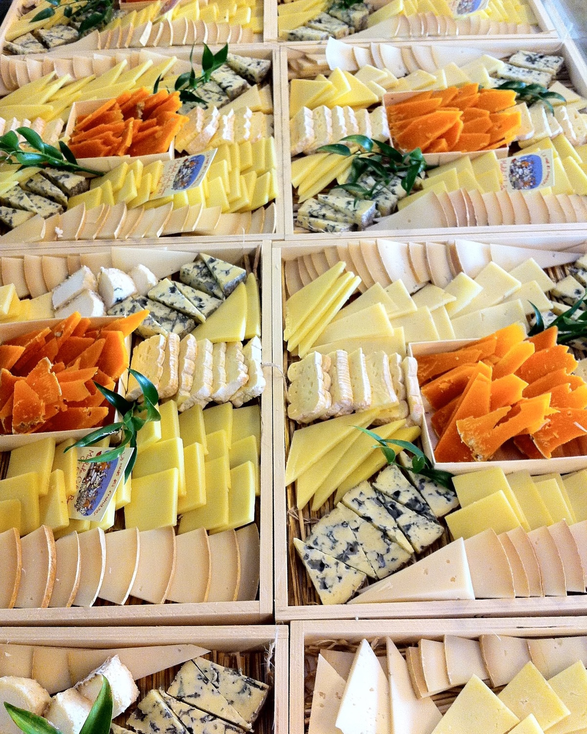 La Ronde des fromages, plateaux de différents fromages, coupés en tranches