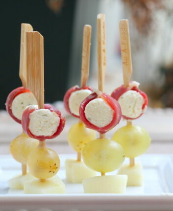 Brochette de fromage frais, magret séché et fruits d'automne