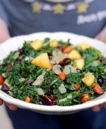 Chou kale sauté aux airelles, pommes et amandes