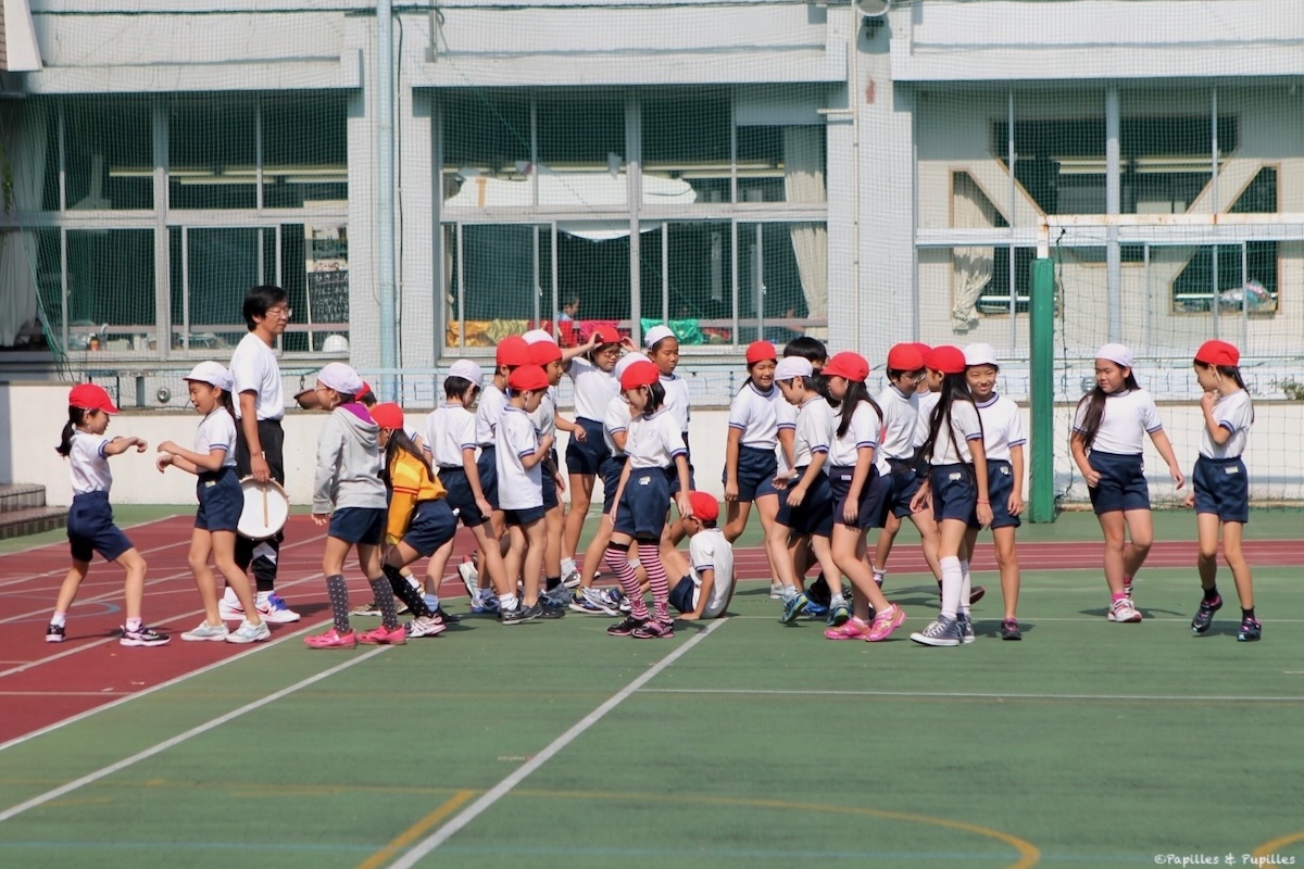 Dans la cour de l'école