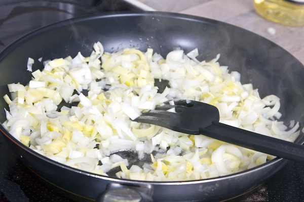 Oignons émincés dans une poêle ©Multiart shutterstock