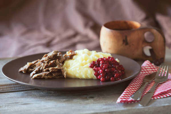 Ragoût (sauté) de renne, purée de pommes de terre et airelles ©Visite Finland
