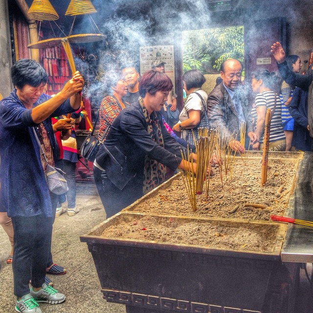 Offrande d'encens au temple A-Ma - Macao