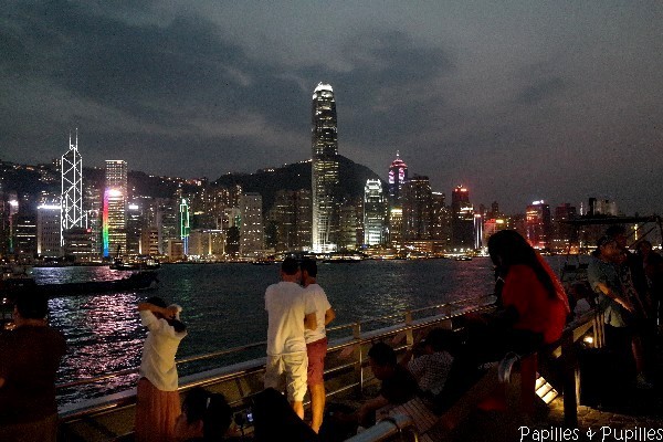 La baie de Hong Kong la nuit