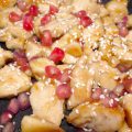 Poulet caramélisé aux grenades et graines de sésame