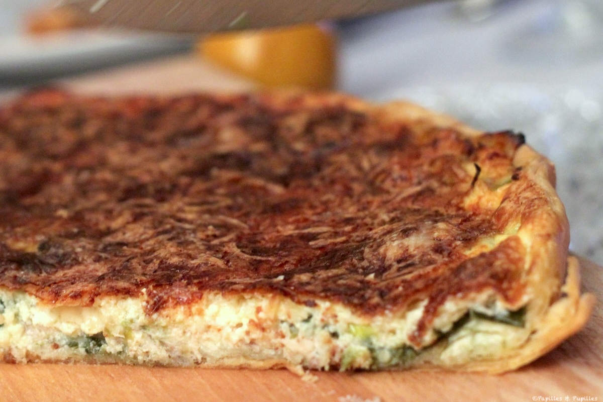 Part de quiche saumon poireaux, maison et gourmande, servie tiède avec salade