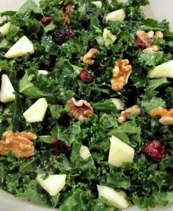 Salade de chou kale, pomme, airelles et noix