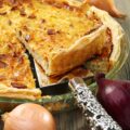 Tarte aux oignons et pignons de pin ©shutterstock