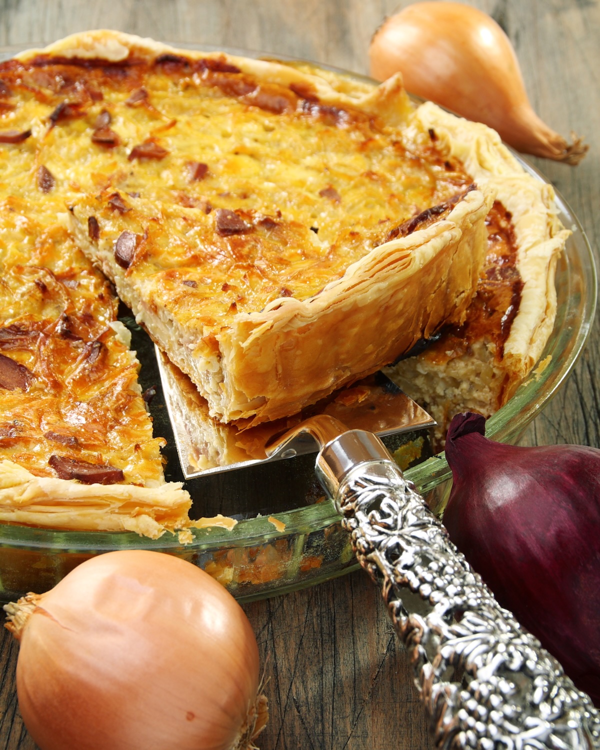 Tarte aux oignons et pignons de pin ©shutterstock