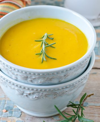 Velouté aux poivrons rouges, lentilles corail et lait de coco ©teleginatania shutterstock
