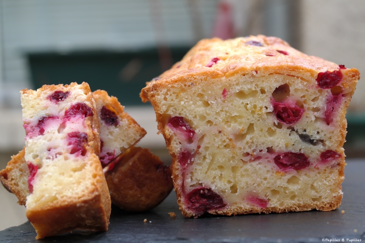 Tranches de cake aux cranberries et zestes d’orange, moelleux et acidulé