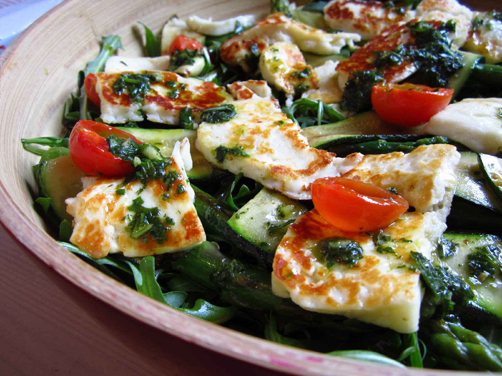 Halloumi, salade de pesto et asperges ©Great British Chefs Team CC BY-NC-SA 2.0