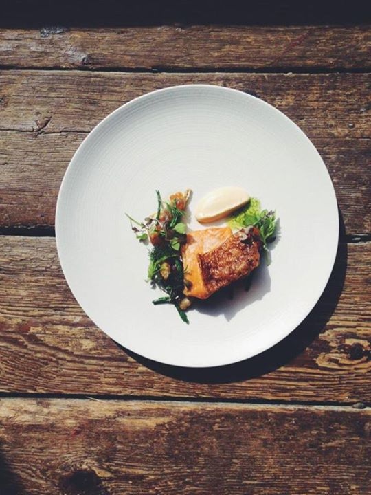 Truite de mer fumée crabe artichaut asperges betterave aneth et salicorne