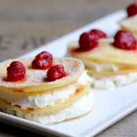 Millefeuilles de crêpes à la chantilly et aux framboises