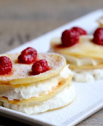 Millefeuilles de crêpes à la chantilly et aux framboises