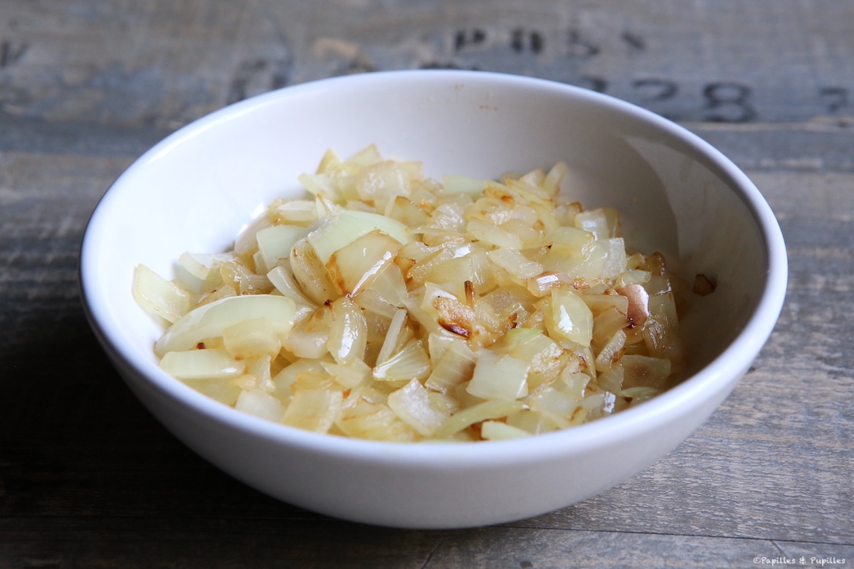 Oignons doucement dorés dans une cocotte