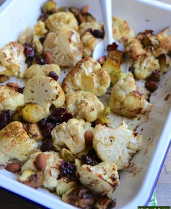 Chou-fleur et choux de Bruxelles rôtis au four, amandes et airelles