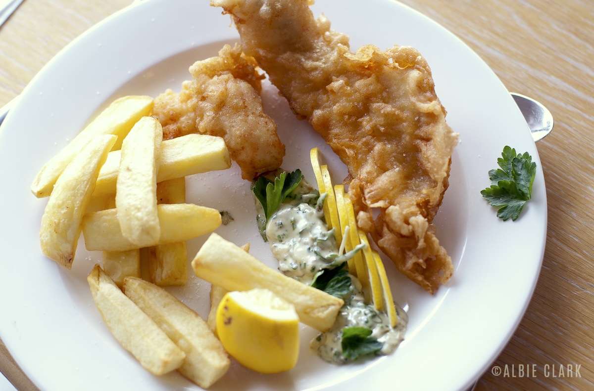 Fish and chips croustillant servi avec citron