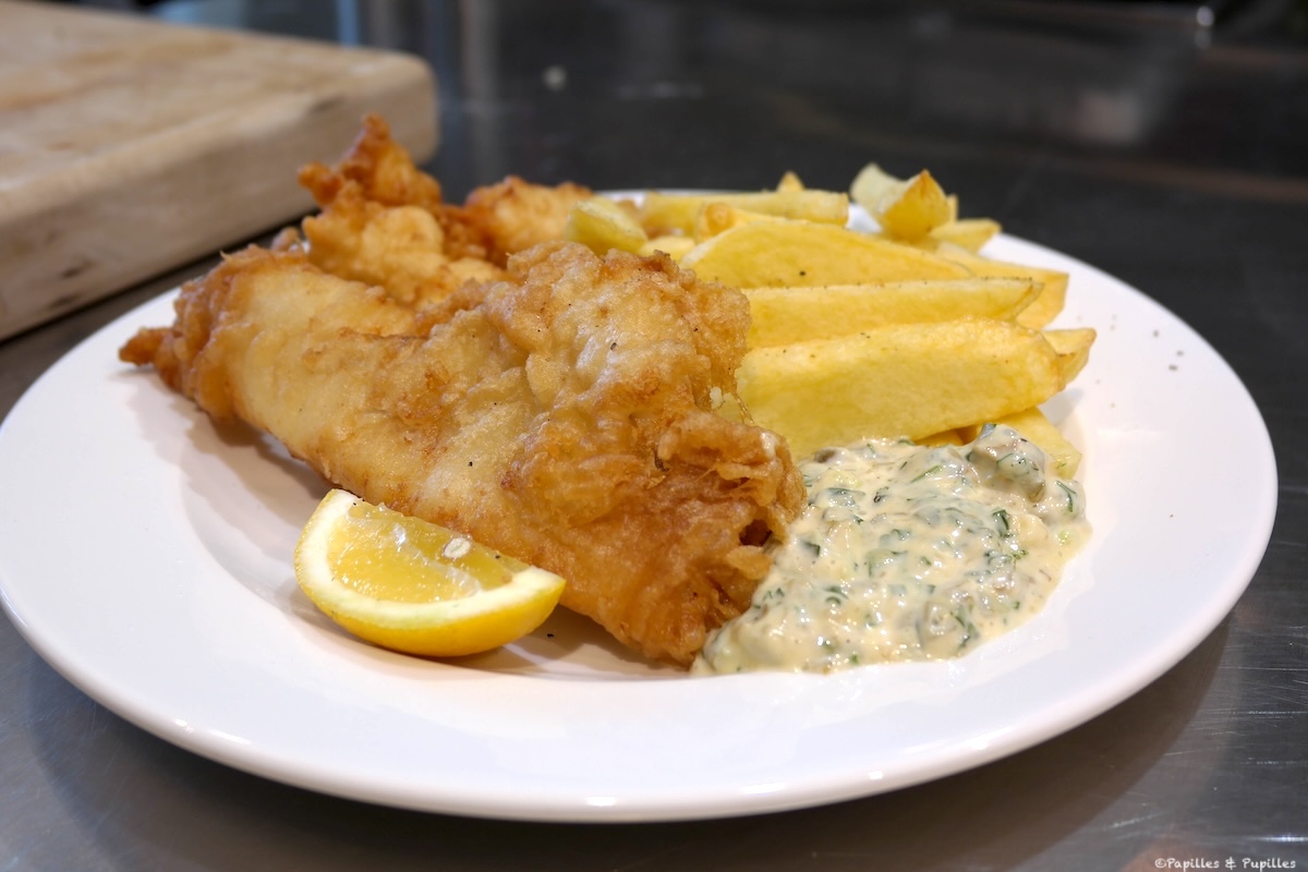 Assiette de fish and chips avec frites dorées