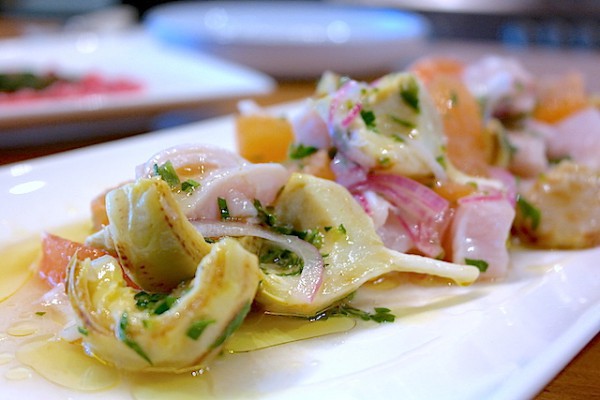 Salade de poisson cru, pamplemousse et artichauts