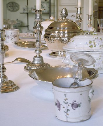 Détail de la table de la salle à manger de l'hôtel de Lalande ©Lysiane Gauthier