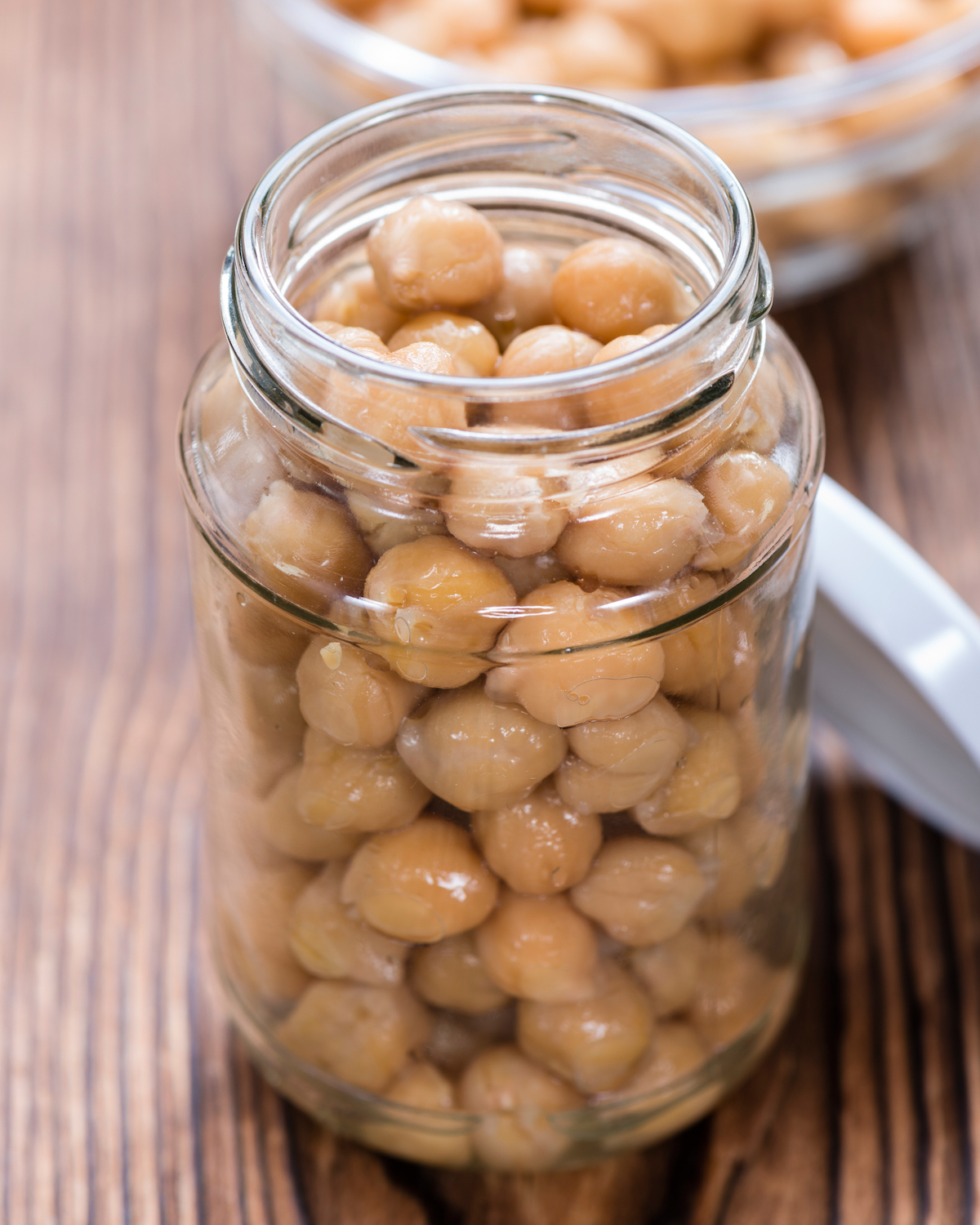 Pois chiches en conserve prêts à être rincés et utilisés