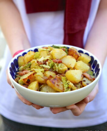 Poêlée de pommes de terre sautées et chou vert