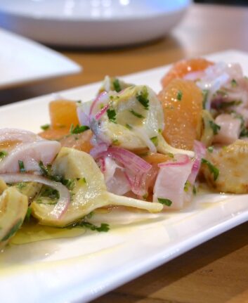 Salade de poisson mariné, artichauts et pamplemousses