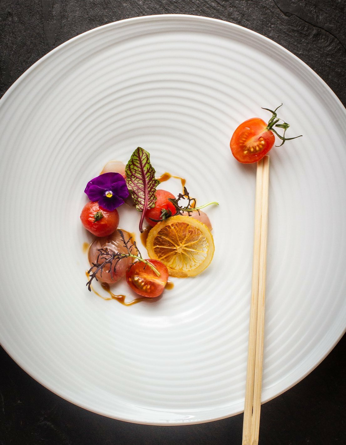 Sashimi de daurade, tomates cerises et sauce ponzu