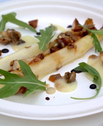 Asperges blanches des Landes, bulots et sauce Worcestershire