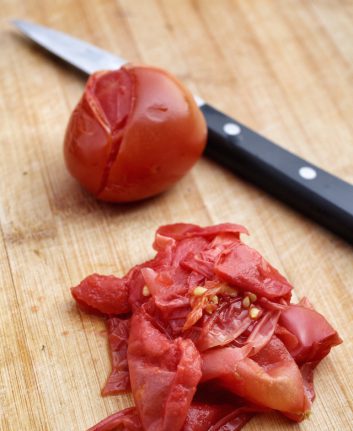 Emonder une tomate ©successo images shutterstock