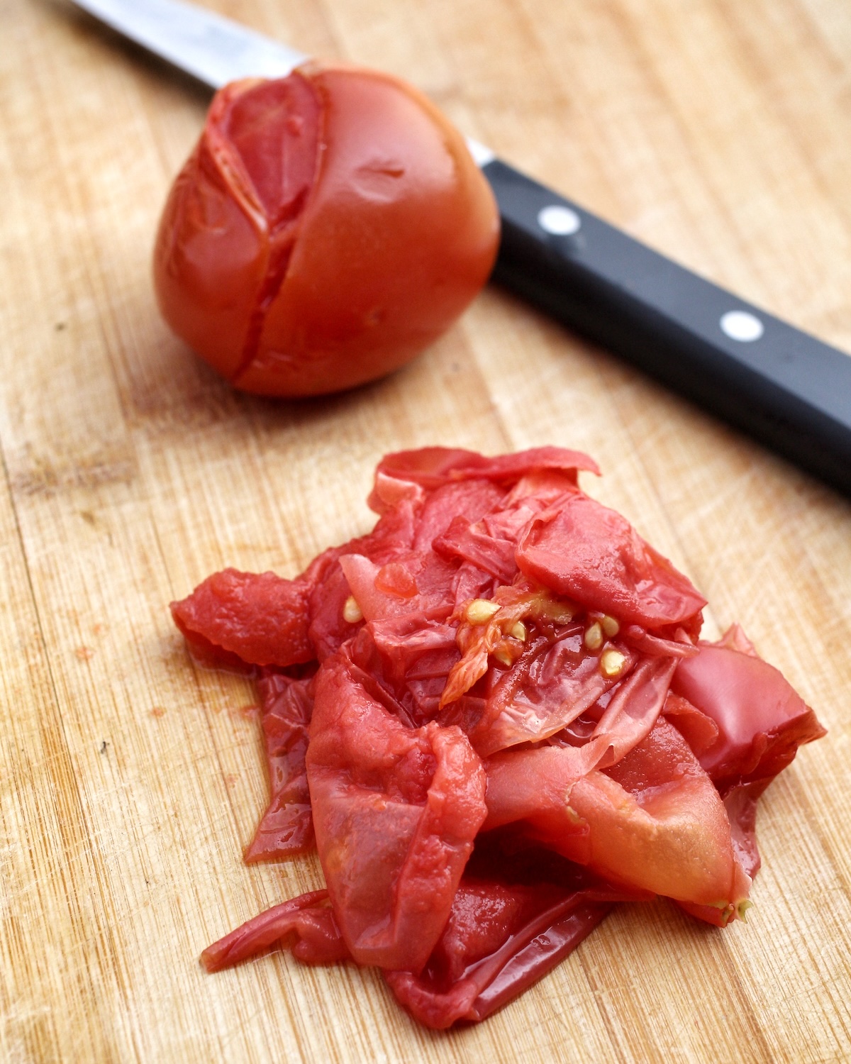 Emonder une tomate ©successo images shutterstock