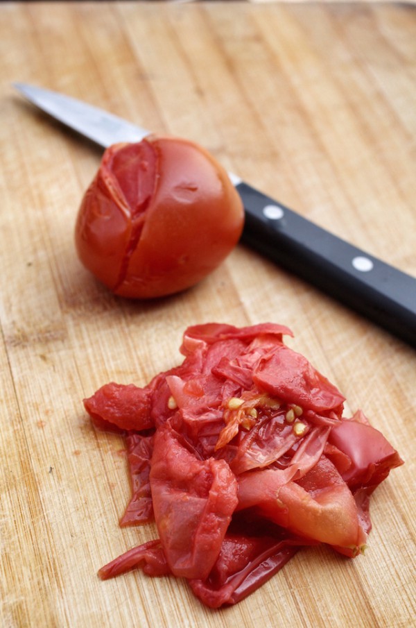 Emonder une tomate ©successo images shutterstock